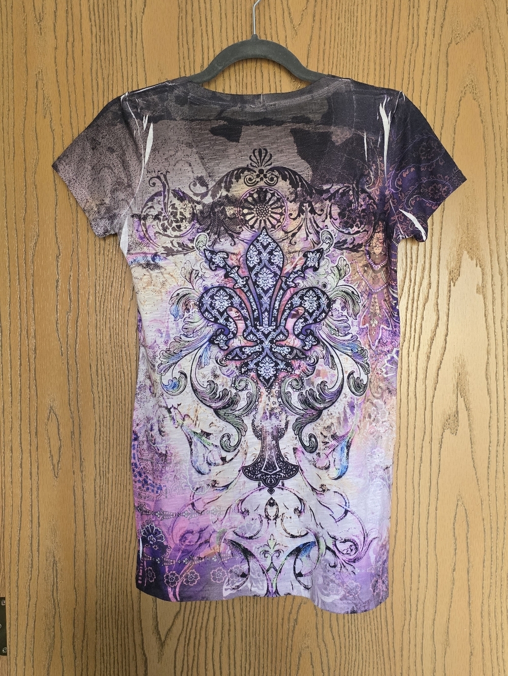Daytrip Purple Ombre Y2k Fleur-de-Lis Scroll Tee - Picture 5 of 5